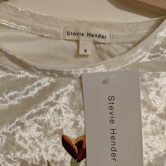 Velvet Floral Crop Top - Picture 2 of 3